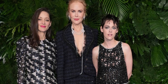 Marion Cotillard, Nicole Kidman ja Kristen Stewart poseerisid koos Chaneli ja Charles Finchi õhtusöögil fotol.