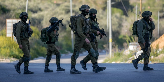 Pasukan Israel menembak mati tiga pria bersenjata Palestina yang menembaki pasukan di dekat kota Nablus, Tepi Barat. 