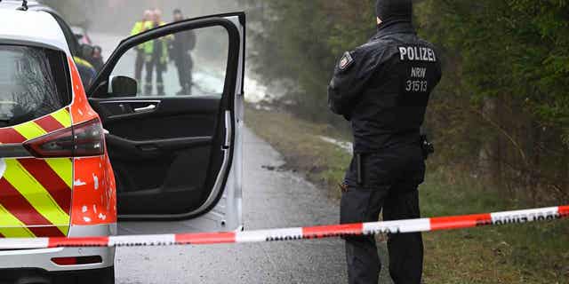 Las fuerzas policiales se encuentran en un área cerrada en Freudenberg, Alemania, el 12 de marzo de 2023. Una niña desapareció el sábado y la policía encontró su cuerpo el domingo.  La policía ha detenido a dos niños en relación con el asesinato.