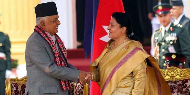 El presidente saliente, Bidhya Devi Bhandari, a la derecha, felicita al recién elegido presidente de Nepal, Ram Chandra Paudel, luego de prestar juramento en Katmandú, Nepal, el 13 de marzo de 2023. 