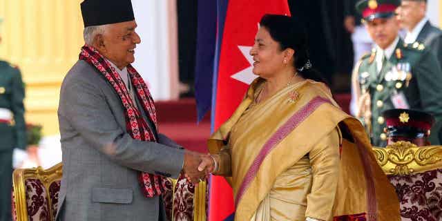 El presidente saliente, Bidhya Devi Bhandari, a la derecha, felicita al recién elegido presidente de Nepal, Ram Chandra Paudel, luego de prestar juramento en Katmandú, Nepal, el 13 de marzo de 2023.