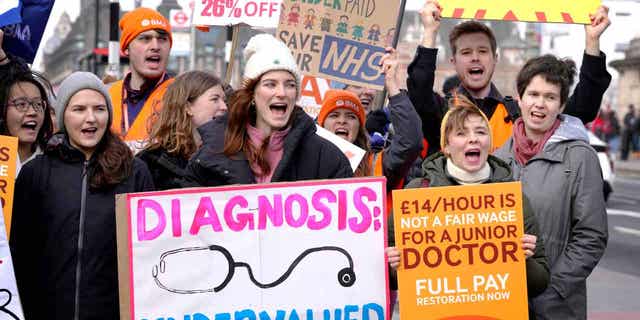 Piket dokter junior di luar Rumah Sakit St Thomas di Westminster di London, pada 13 Maret 2023. Ribuan dokter junior rumah sakit dijadwalkan keluar selama tiga hari mulai Senin.
