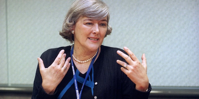 FILE - Pat Schroeder berbicara kepada seorang reporter selama wawancara di Los Angeles Convention Center pada 30 April 1999.