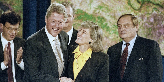 FILE - Presiden Bill Clinton memperkenalkan Rep. Pat Schroeder, dari Colorado, dalam upacara penghormatan pahlawan masyarakat dari negara bagian yang dilanda banjir di St. Louis, pada 12 Agustus 1993. 