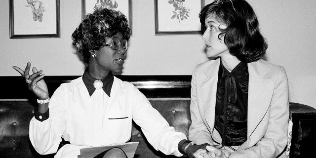 FILE - Anggota Kongres Shirley Chisholm, DN.Y., kiri, dan Pat Schroeder, D-Colo., difoto pada konferensi pers di Washington pada 31 Juli 1979.