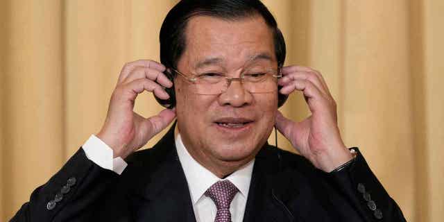 El primer ministro de Camboya, Hun Sen, ha insinuado que tiene la intención de dimitir cuando se forme un nuevo gobierno. 4 El primer ministro de Camboya, Hun Sen, asiste a una conferencia de prensa conjunta con el presidente francés, Emmanuel Macron, en París, el 13 de diciembre de 2022. El primer ministro de Camboya ha insinuado que tiene la intención de dejar el cargo de líder del país cuando se instale el nuevo gobierno.