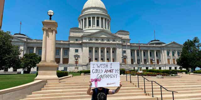 Man outside Arkansas state house