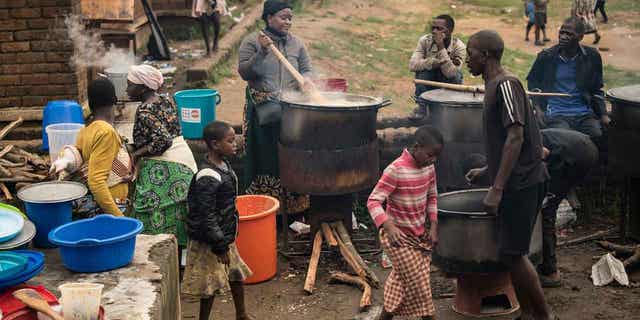 Los voluntarios de la comunidad preparan comidas para las personas desplazadas después del ciclón tropical Freddy en Blantyre, al sur de Malawi, el 16 de marzo de 2023. Después del ciclón Freddy, se advirtió a Sudáfrica sobre posibles deslizamientos de tierra e inundaciones cerca de Malawi y Mozambique.