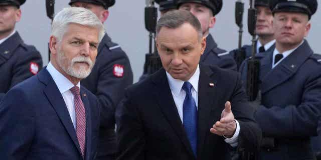 UMongameli wasePoland u-Andrzej Duda, kwesokudla, wamukela uMongameli waseCzech Republic uPetr Pavel njengoba behlangana eWarsaw, ePoland, ngoMashi 16, 2023. UDuda umemezele ukuthi iPoland yayihlela ukuthumela izindiza zempi zeMiG-29 ezingaba yishumi nambili e-Ukraine.