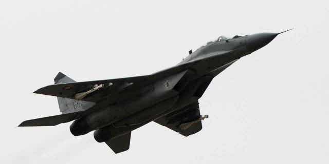 El gobierno de Eslovaquia aprueba el plan para enviar su flota de 13 aviones de combate MiG-29 de la era soviética a Ucrania 4 El gobierno de Eslovaquia aprobó un plan para dotar a Ucrania de una flota de cazas MiG-29 de la era soviética. El primer ministro Eduard Heger anunció la decisión el 17 de marzo de 2023.