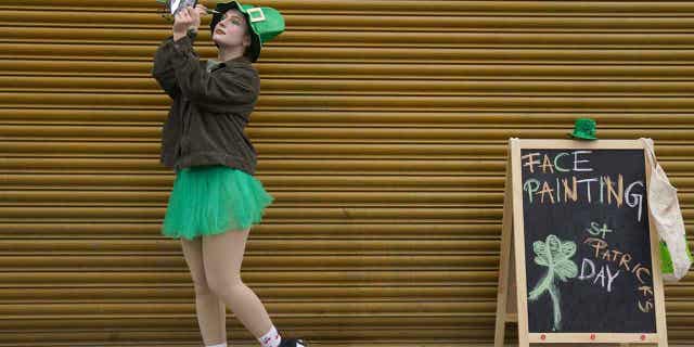 From Irish bagpipes to pub crawls, here's a look at how US cities are celebrating St. Patrick's Day 2 A woman applies eye shadow ahead of the St Patrick's Day Parade in Dublin, Ireland, on March 17, 2023.