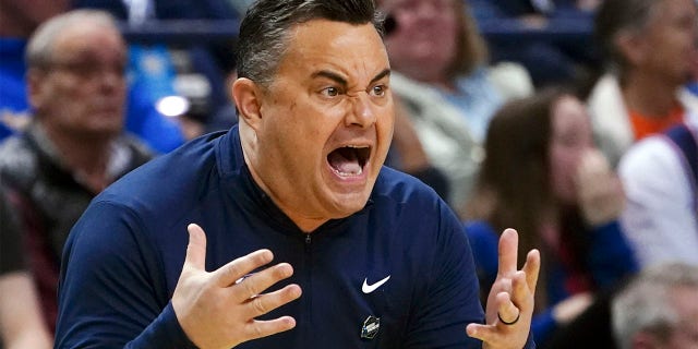 El entrenador en jefe de Xavier, Sean Miller, reacciona durante la primera mitad de un partido de baloncesto universitario masculino de primera ronda contra Kennesaw State en el Torneo de la NCAA en Greensboro, Carolina del Norte, el viernes.