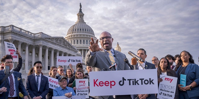 Le représentant Jamaal Bowman, DN.Y., rejoint par les partisans de l'application populaire, dirige un rassemblement pour défendre TikTok au Capitole de Washington.