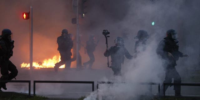 La policía antidisturbios choca con los manifestantes al margen de una manifestación en Estrasburgo, Francia, el jueves 23 de marzo de 2023.