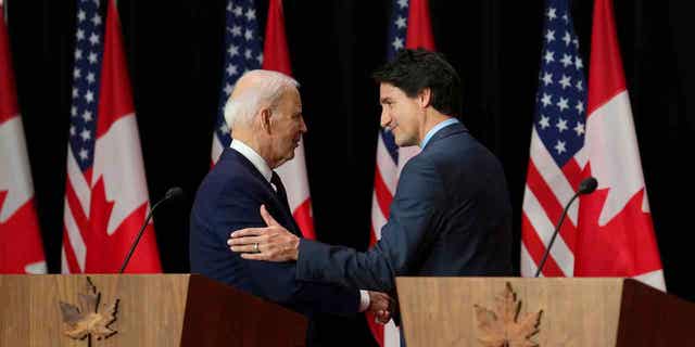 Američki predsjednik Joe Biden i kanadski premijer Justin Trudeau slikani su u Ottawi, Ontario, 24. ožujka 2023. 