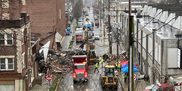 Nødberedskab og tungt udstyr er set på stedet for en dødelig eksplosion på en chokoladefabrik i West Redding, Pennsylvania, lørdag den 25. marts.