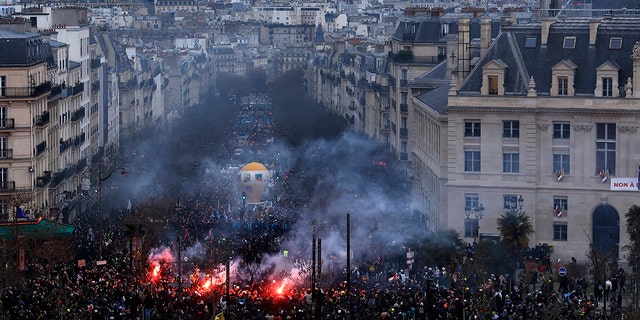 Los manifestantes marchan, con la estatua del Panteón de fondo, durante una manifestación en París, el 7 de marzo de 2023.