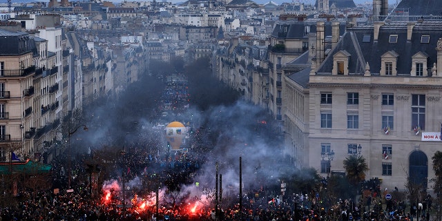 Las protestas en Francia contra las reformas de pensiones de Macron se intensifican cuando la policía usa 4.000 bombas de dispersión no letales 6 Los manifestantes marchan, con la estatua del Panteón de fondo, durante una manifestación en París, el 7 de marzo de 2023.