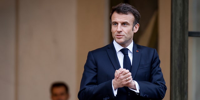 El presidente francés, Emmanuel Macron, habla con los medios de comunicación mientras el presidente de Costa Rica, Rodrigo Chaves Robles, espera una reunión en el Palacio del Elíseo en París el 24 de marzo de 2023.