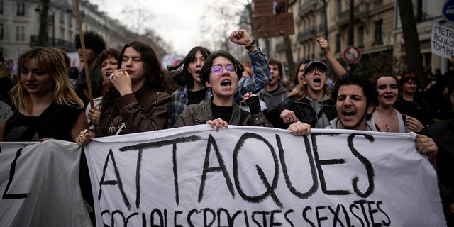 Los manifestantes caminan durante un mitin en París el 23 de marzo de 2023.