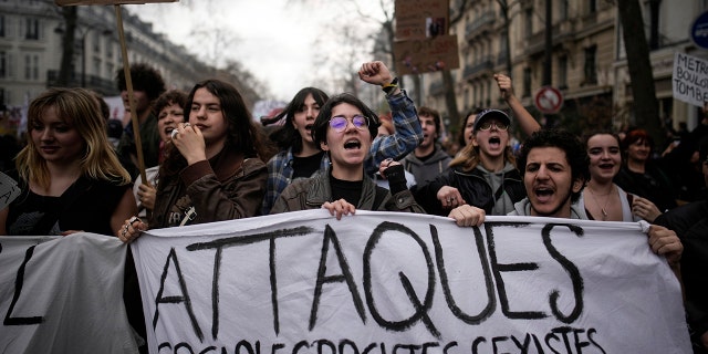 Las protestas en Francia contra las reformas de pensiones de Macron se intensifican cuando la policía usa 4.000 bombas de dispersión no letales 4 Los manifestantes caminan durante un mitin en París el 23 de marzo de 2023.