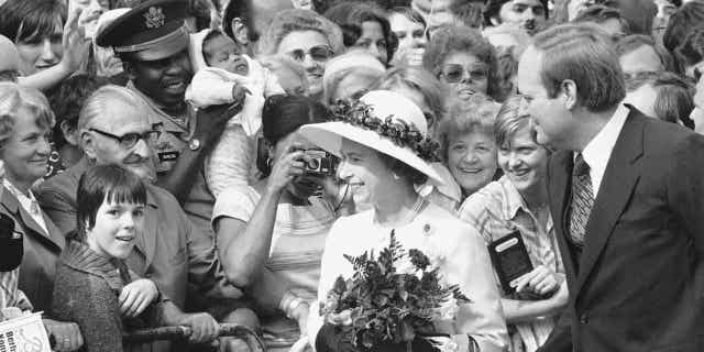 La difunta reina Isabel II encargó dos caballos extravagantes de Alemania cuando visitó el país en 1978. 4 La gente se reúne para saludar a la reina Isabel II de Gran Bretaña mientras camina por el famoso bulevar Kurfürstendamm en Berlín Occidental, Alemania, el 24 de mayo de 1978. Un informe afirma que la difunta reina ordenó dos caballos caros cuando visitó el país en 1978.