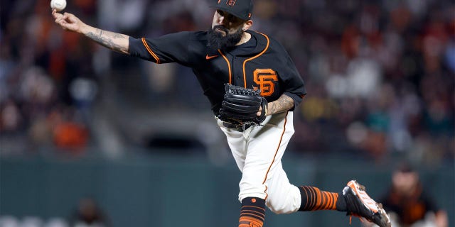 El lanzador de los Gigantes de San Francisco, Sergio Romo (54), lanza contra los Atléticos de Oakland en la séptima entrada de un juego de béisbol de entrenamiento de primavera en San Francisco el lunes 27 de marzo de 2023. 