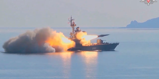 En esta imagen de un video proporcionado por el servicio de prensa del Ministerio de Defensa de Rusia el martes 28 de marzo de 2023, un barco de la Armada rusa lanza una prueba de misiles antibuque en la Bahía de Pedro el Grande en el Mar de Japón. 