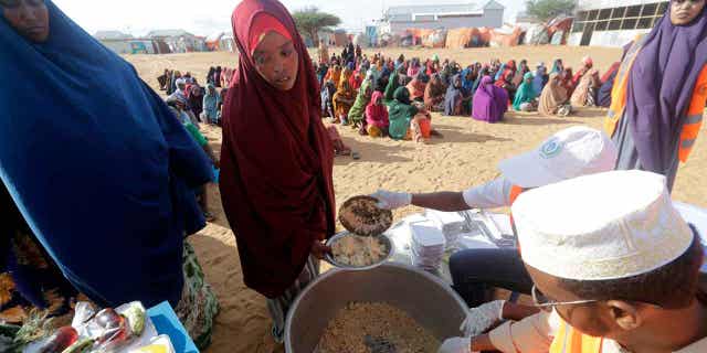 El mes sagrado del Ramadán coincide con la sequía más larga de la historia de Somalia, lo que obliga a algunos musulmanes a romper el ayuno. 4 Se preparan alimentos para las personas en un campamento en las afueras de Mogadishu, Somalia, el 24 de marzo de 2023. Este año, el mes sagrado del Ramadán coincide con la sequía más larga registrada en Somalia.
