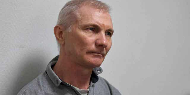 Un tribunal ruso ha condenado a un padre soltero a dos años de prisión por criticar la guerra en Ucrania en las redes sociales 4 Alexei Moskalyov se sienta en una sala del tribunal en Yefremov, Rusia, el 27 de marzo de 2023. Un tribunal en Rusia condenó a Moskalyov por criticar la guerra en Ucrania en las redes sociales y lo sentenció a dos años de prisión.