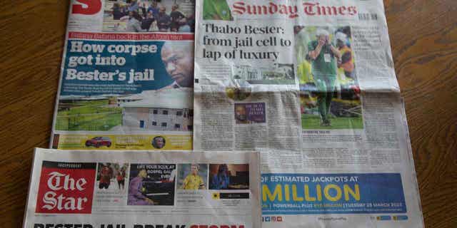 Una colección de periódicos cuenta la historia de la policía sudafricana que persiguió a Thabo Bester, quien se escapó de una prisión privada de máxima seguridad.  Bester fue condenado en 2012 por violar y matar a dos mujeres, una de ellas, después de seducirlas en Facebook.