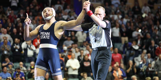 U-Aaron Brooks, kwesokunxele, ngemuva kokuhlula uParker Keckeisen waseNyakatho Iowa ku-Division I Mens Wrestling Championship obuse-BOK Center ngoMashi 18, 2023 eTulsa, e-Oklahoma.
