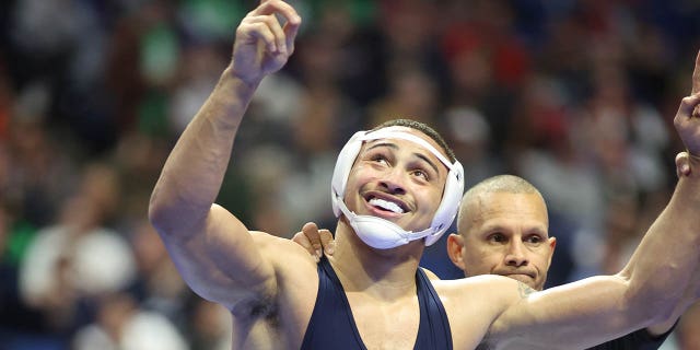 U-Aaron Brooks ugubha ngemva kokuwina ngesinqumo nge-Trent Hidlay yase-NC State ngesikhathi somqhudelwano we-Division I Mens Wrestling owawuse-BOK Center ngoMashi 17, 2023 e-Tulsa, e-Oklahoma.