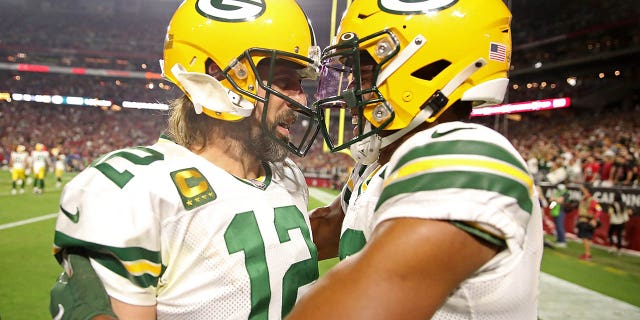 Green Bay Packers #12 Aaron Rodgers felicita al #29 Rasul Douglas luego de una intercepción durante el último cuarto de un juego contra los Arizona Cardinals en el State Farm Stadium el 28 de octubre de 2021 en Glendale, Arizona.