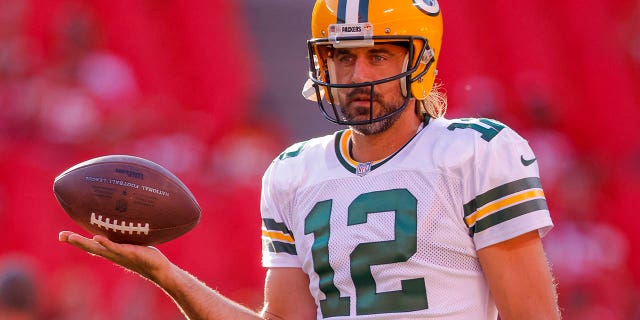 Green Bay Packers #12 Aaron Rodgers participa en calentamientos previos al partido de pretemporada contra los Kansas City Chiefs en el Arrowhead Stadium el 25 de agosto de 2022 en Kansas City, Missouri.