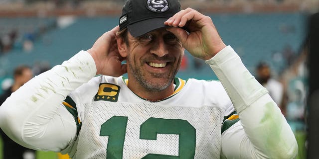 Aaron Rodgers se ajusta la gorra