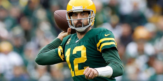 Aaron Rodgers de los Green Bay Packers lanza un pase en el último cuarto contra los New York Jets en Lambeau Field el 16 de octubre de 2022 en Green Bay, Wisconsin.