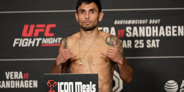 Alex Pérez se sube a la báscula para el pesaje oficial en el Westin San Antonio North para UFC Fight Night - Vera vs Sandhagen - Weigh-Ins el 24 de marzo de 2023 en San Antonio.