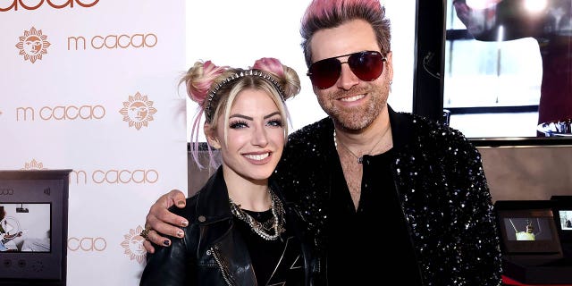 Alexa Bliss y Ryan Cabrera asisten al GRAMMY Gift Lounge durante la 65ª entrega de los premios GRAMMY en Tom's Watch Bar el 3 de febrero de 2023 en Los Ángeles, California.