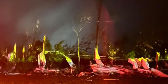 Trümmer wickelten sich um Bäume in Amory, Miss., nachdem ein Tornado am Freitag, den 24. März 2023, die Stadt getroffen hatte.