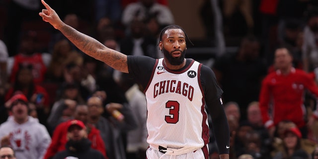 El No. 3 de los Chicago Bulls, Andre Drummond, celebra una canasta contra los Brooklyn Nets durante la primera mitad en el United Center el 24 de febrero de 2023 en Chicago.