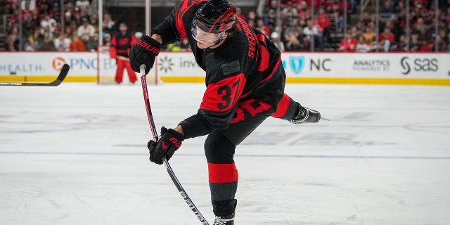 Andrei Svishnikov #37 de los Carolina Hurricanes dispara el disco durante el tercer período contra los Vegas Golden Knights en el PNC Arena el 11 de marzo de 2023 en Raleigh, Carolina del Norte.