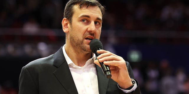 Andrew Bogut berbicara saat presentasi pensiun pada paruh waktu pertandingan NBL antara Sydney Kings dan Brisbane Bullets di Qudos Bank Arena, pada 5 Juni 2021, di Sydney, Australia.