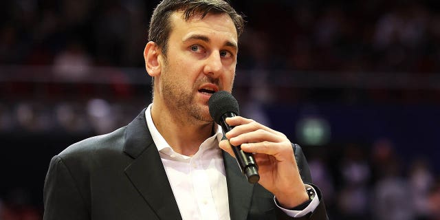 Andrew Bogut habla durante una presentación de retiro de medio tiempo del juego NBL entre Sydney Kings y Brisbane Bullets en Qudos Bank Arena el 5 de junio de 2021 en Sydney, Australia.