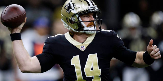 Andy Dalton de los New Orleans Saints lanza durante el tercer cuarto contra los Carolina Panthers en el Caesars Superdome el 8 de enero de 2023 en Nueva Orleans.