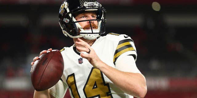 Andy Dalton de los New Orleans Saints se calienta antes de un partido contra los Tampa Bay Buccaneers en el Estadio Raymond James el 5 de diciembre de 2022 en Tampa, Florida.