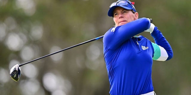 Annika Sörenstam de Suecia juega su golpe desde el segundo tee durante la ronda final del Torneo de Campeones Hilton Grand Vacations en Lake Nona Golf &  Country Club el 22 de enero de 2023 en Orlando, Florida. 