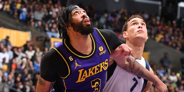 Anthony Davis (3) de los Lakers de Los Ángeles sale durante un juego contra los Mavericks de Dallas el 17 de marzo de 2023 en Crypto.Com Arena en Los Ángeles.
