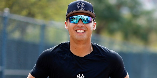Anthony Volpe #77 de los Yankees de Nueva York sonríe durante el entrenamiento de primavera en el estadio George M. Steinbrenner el 25 de febrero de 2023 en Tampa, Florida.
