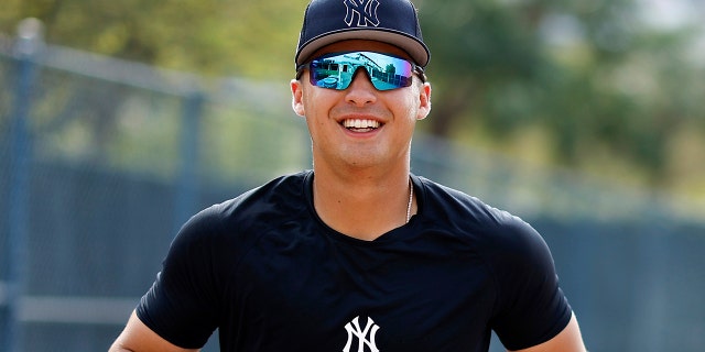 New York Yankees takımından Anthony Volpe #77, 25 Şubat 2023'te Tampa, Florida'da George M. Steinbrenner Field'da yapılan bahar antrenmanı sırasında gülümsüyor.